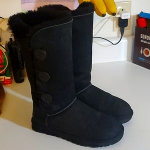 Classic Bailey Triple Button Boot- size 6